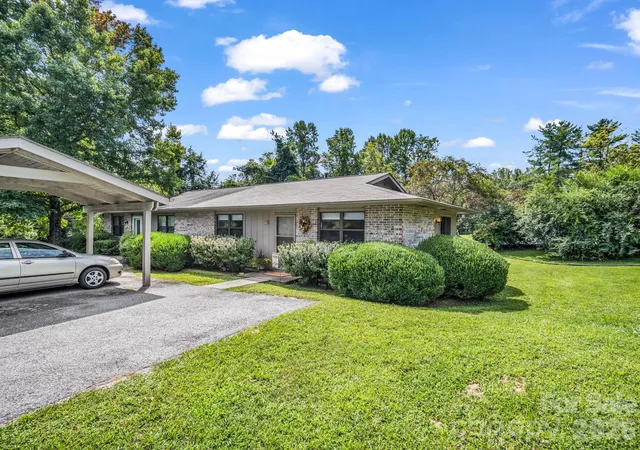 3rd image of 703 Farmington Cir, Hendersonville, NC 28739 | MLS# 4410141
