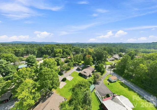 29th image of 703 Farmington Cir, Hendersonville, NC 28739 | MLS# 4410141