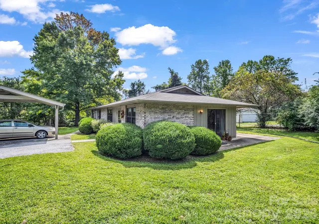 5th image of 703 Farmington Cir, Hendersonville, NC 28739 | MLS# 4410141