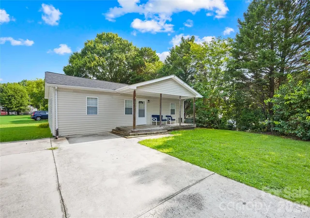 3rd image of 2104 Court Dr, Gastonia, NC 28054 | MLS# 4410155
