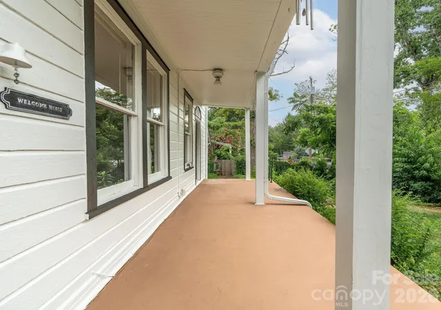 4th image of 111-113 Stewart St, Hendersonville, NC 28792
