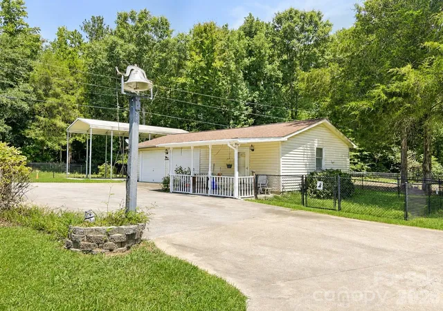 Photo 2 of Single family home for sale at 2323 Cherry Rd, Catawba, SC 29704 | MLS# 4410287 | Listing updated on 2026-09-29