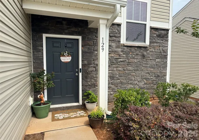 Photo 3 of Single family home for sale at 129 Mooring Dr, Statesville, NC 28677 | MLS# 4410361 | Listing updated on 2026-09-30
