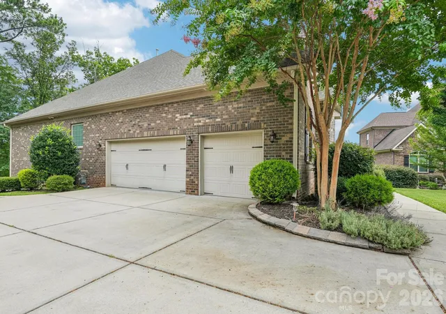 Photo 3 of Single family home for sale at 16521 Governors Clb Ct, Charlotte, NC 28278 | MLS# 4410451 | Listing updated on 2026-09-28