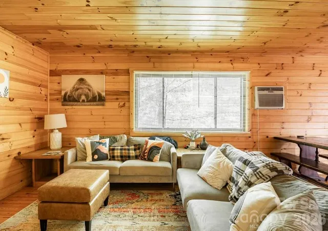 Photo 3 of Single family home for sale at 295 Blue Ridge Pkwy, Bryson City, NC 28713 | MLS# 4410466 | Listing updated on 2026-08-24