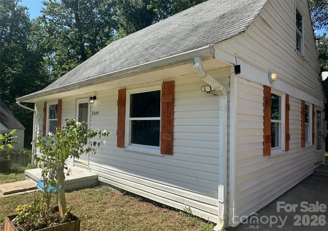 Photo 3 of Single family home for sale at 1005 William Dr, Winston Salem, NC | MLS# 4410567 | Listing updated on 2026-10-07