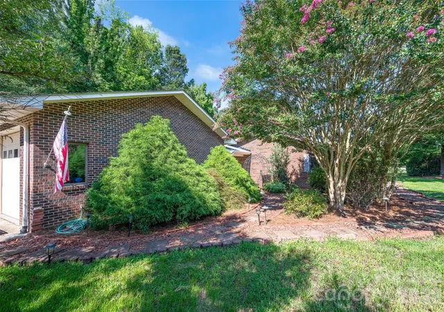 2nd image of 3959 Holly Springs Dr, Newton, NC 28658 | MLS# 4410579