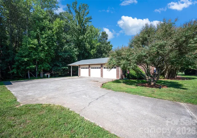 3rd image of 3959 Holly Springs Dr, Newton, NC 28658 | MLS# 4410579