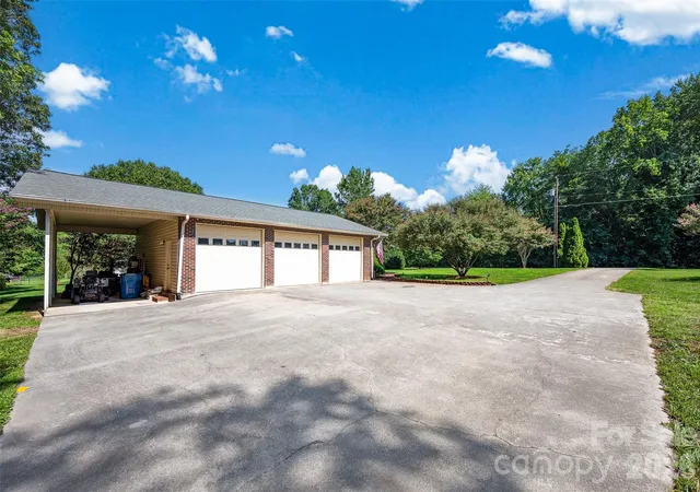 4th image of 3959 Holly Springs Dr, Newton, NC 28658 | MLS# 4410579
