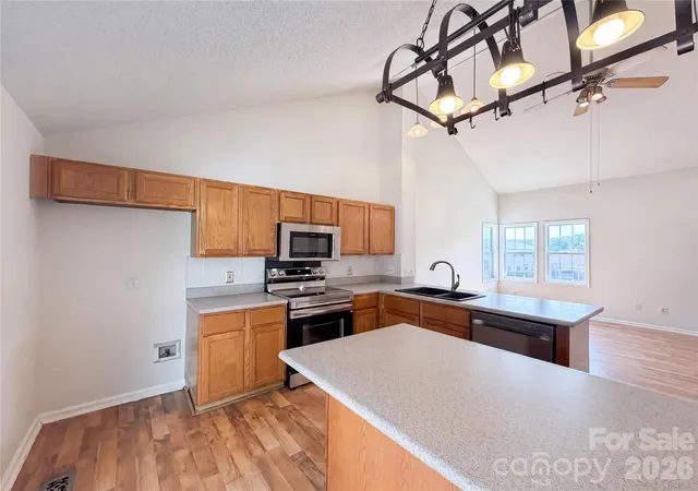 Photo 3 of Sale Pending at 121 Driftwood Dr, Mooresville, NC 28117 | MLS# 4410615 | Listing updated on 2026-10-01