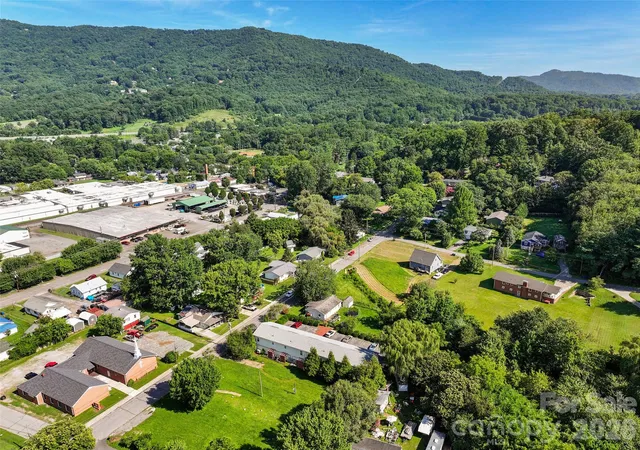 2nd image of 237 Camelot Dr, Waynesville, NC 28786
