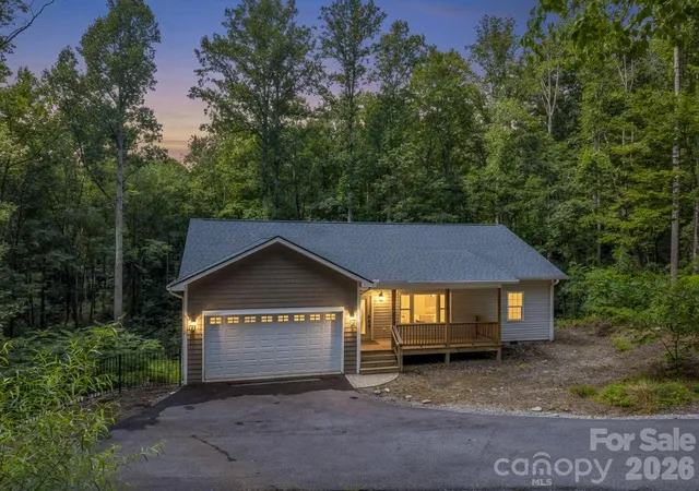 Photo 3 of Single family home for sale at 180 Ridgeview Dr, Hendersonville, NC 28792 | MLS# 4410645 | Listing updated on 2026-09-20