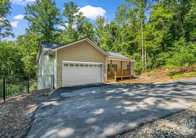 Photo 3 of Single family home for sale at 180 Ridgeview Dr, Hendersonville, NC 28792 | MLS# 4410645 | Listing updated on 2026-09-20