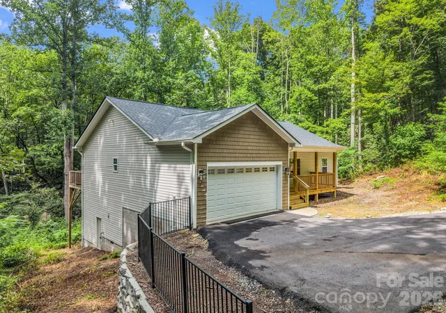 Photo 4 of Single family home for sale at 180 Ridgeview Dr, Hendersonville, NC 28792 | MLS# 4410645 | Listing updated on 2026-09-20