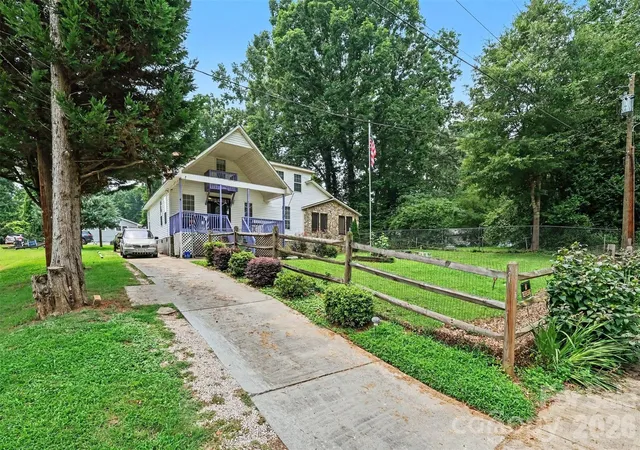 Photo 3 of Single family home for sale at 3315 Carver Pl, Charlotte, NC 28269 | MLS# 4410782 | Listing updated on 2026-08-31