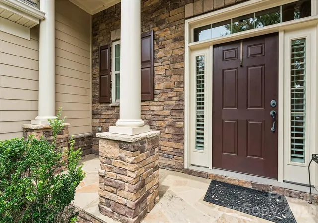 Photo 3 of Single family home for sale at 16826 Coves Edge Ln, Charlotte, NC 28278 | MLS# 4410840 | Listing updated on 2026-08-27
