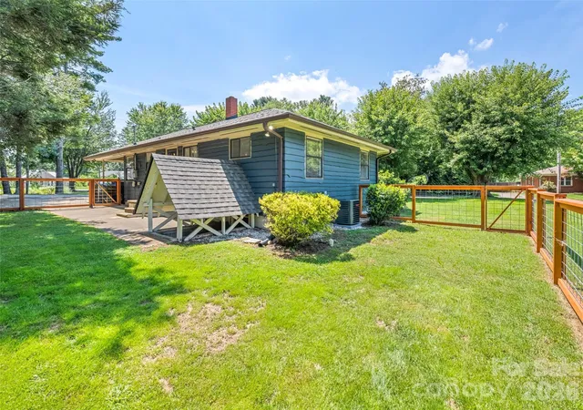 Photo 4 of Single family home for sale at 713 Brown Ave, Waynesville, NC 28786 | MLS# 4410892 | Listing updated on 2026-10-07