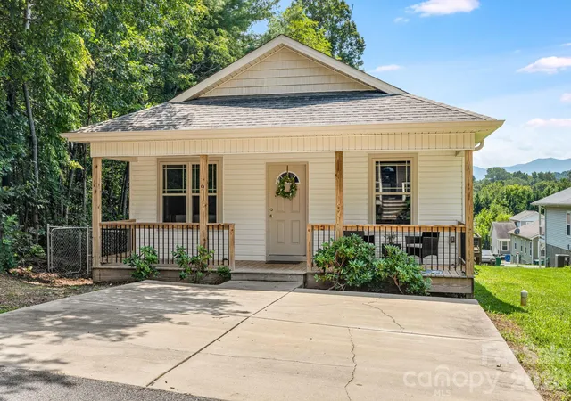 Photo 1 of Single family home for sale at 9 Coral Berry Dr, Candler, NC 28715 | MLS# 4410894 | Listing updated on 2026-09-25