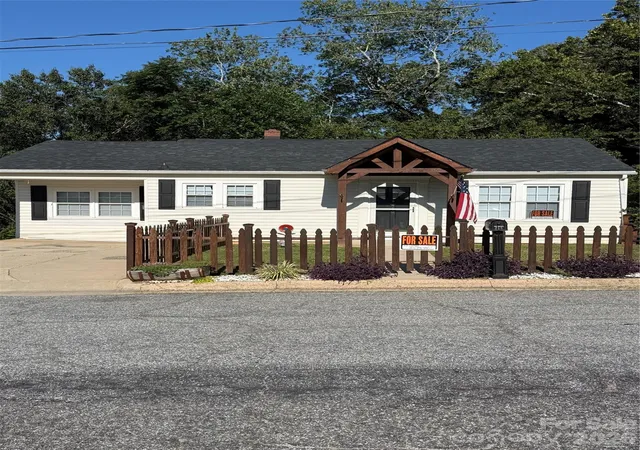 Photo 3 of Single family home for sale at 416 Edgewood Dr Sw, Lenoir, NC 28645 | MLS# 4410934 | Listing updated on 2026-08-28