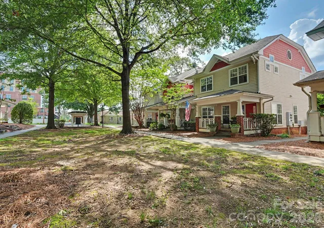 Listing Photo 2 - Condo for sale in building located at 1016 W 1St St, Charlotte, NC 28202 - Unit #