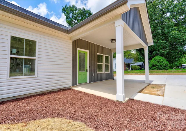 Photo 3 of Single family home for sale at 1031 Laurel Ln, Gastonia, NC 28054 | MLS# 4411014 | Listing updated on 2026-08-05