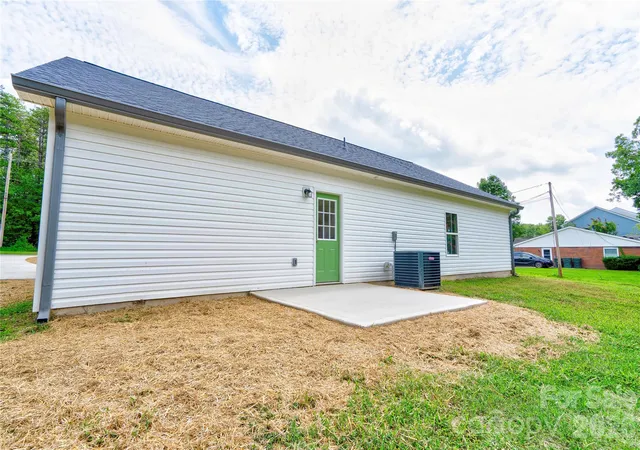 Photo 4 of Single family home for sale at 1031 Laurel Ln, Gastonia, NC 28054 | MLS# 4411014 | Listing updated on 2026-08-05