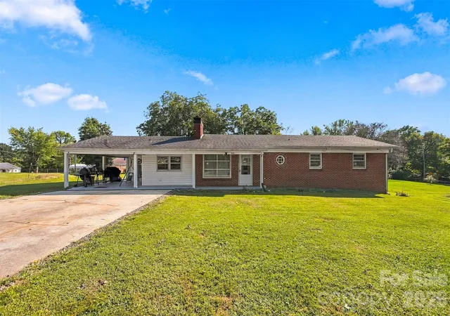 Photo 1 of Single family home for sale at 605 Lincoln Ln, Lenoir, NC 28645 | MLS# 4411038 | Listing updated on 2026-10-04