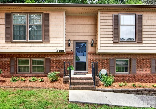 image of 5000 Cedar Forest Dr, Charlotte, NC 28226 | MLS# 4411077