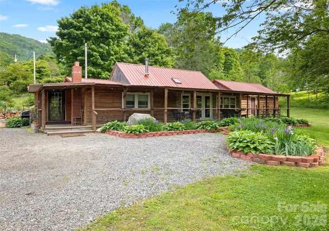 Photo 1 of Single family home for sale at 161 Moody Mountain Rd, Burnsville, NC 28714 | MLS# 4411099 | Listing updated on 2026-08-26