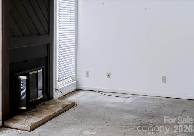 Photo 4 of Townhouse for sale at 6805 Cabot Cir, Charlotte, NC 28226 | MLS# 4411106 | Listing updated on 2026-09-22