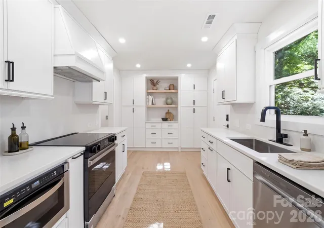 Photo 2 of Single family home for sale at 6900 Norchester Ct, Charlotte, NC 28227 | MLS# 4411149 | Listing updated on 2026-09-21