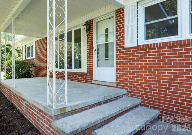Photo 3 of Sale Pending at 32 Kathy Dr, Waynesville, NC 28786 | MLS# 4411160 | Listing updated on 2026-09-30