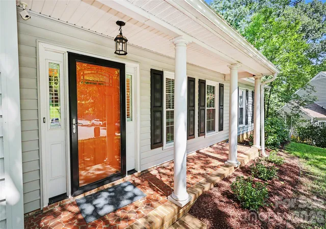Photo 2 of Sale Pending at 2701 Creekbed Ln, Charlotte, NC 28210 | MLS# 4411182 | Listing updated on 2026-10-07