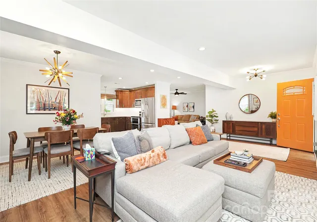 Photo 4 of Sale Pending at 2701 Creekbed Ln, Charlotte, NC 28210 | MLS# 4411182 | Listing updated on 2026-10-07