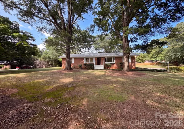 Photo 1 of Single family home for sale at 1077 Allendale Cir, Rock Hill, SC 29732 | MLS# 4411185 | Listing updated on 2026-10-01