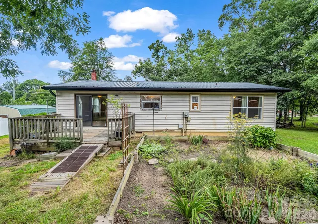 11th image of 1 Lakewood Rd, Hendersonville, NC 28792 | MLS# 4411211