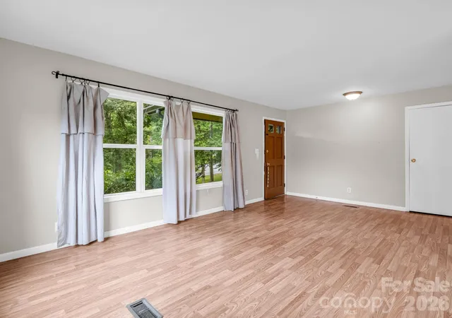 Photo 3 of Single family home for sale at 1 Lakewood Rd, Hendersonville, NC 28792 | MLS# 4411211 | Listing updated on 2026-08-07