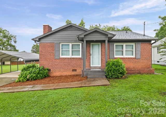 Photo 1 of Single family home for sale at 304 Ford St, Cramerton, NC 28032 | MLS# 4411490 | Listing updated on 2026-09-23