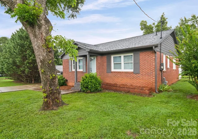 Photo 3 of Single family home for sale at 304 Ford St, Cramerton, NC 28032 | MLS# 4411490 | Listing updated on 2026-09-23