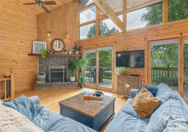 Photo 3 of Single family home for sale at 215 Hall Top Rd, Waynesville, NC 28786 | MLS# 4411511 | Listing updated on 2026-10-09
