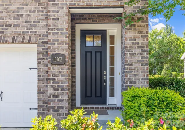 Photo 2 of Single family home for sale at 10702 Endhaven Village Dr, Charlotte, NC 28277 | MLS# 4411525 | Listing updated on 2026-10-08