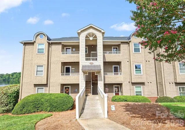 3rd image of 9817 Emerald Point Dr #Unit 10, Charlotte, NC 28278 | MLS# 4411548