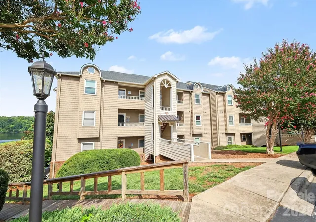 4th image of 9817 Emerald Point Dr #Unit 10, Charlotte, NC 28278 | MLS# 4411548