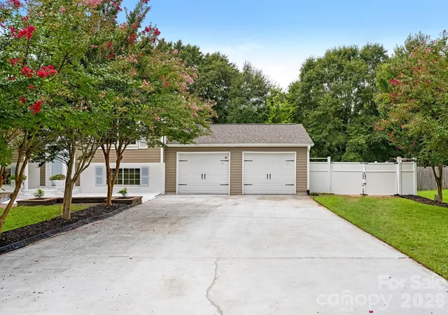 Photo 2 of Single family home for sale at 5808 Ryder Ave, Charlotte, NC 28226 | MLS# 4411559 | Listing updated on 2026-09-03
