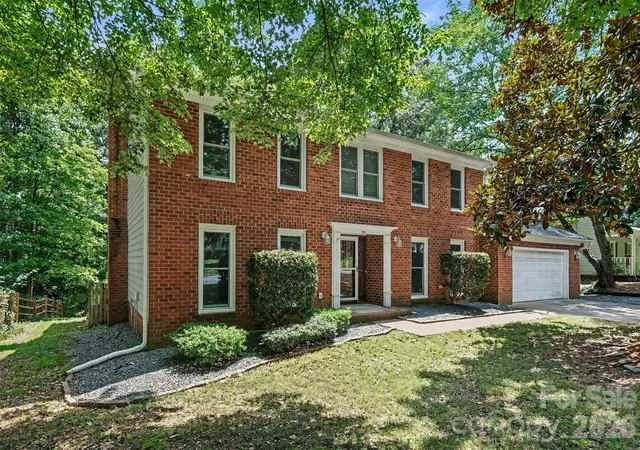 1st image of 915 Brightmoor Dr, Matthews, NC 28105 | MLS# 4411596
