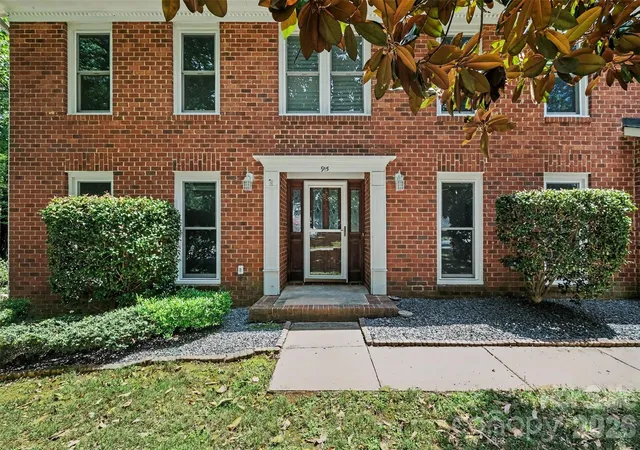 3rd image of 915 Brightmoor Dr, Matthews, NC 28105 | MLS# 4411596