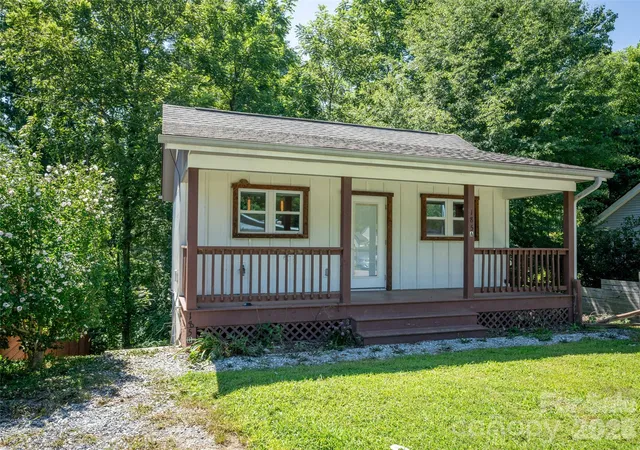 Photo 2 of Single family home for sale at 185 Duckworth Ave, Brevard, NC 28712 | MLS# 4411616 | Listing updated on 2026-08-07