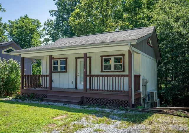 Photo 3 of Single family home for sale at 185 Duckworth Ave, Brevard, NC 28712 | MLS# 4411616 | Listing updated on 2026-08-07