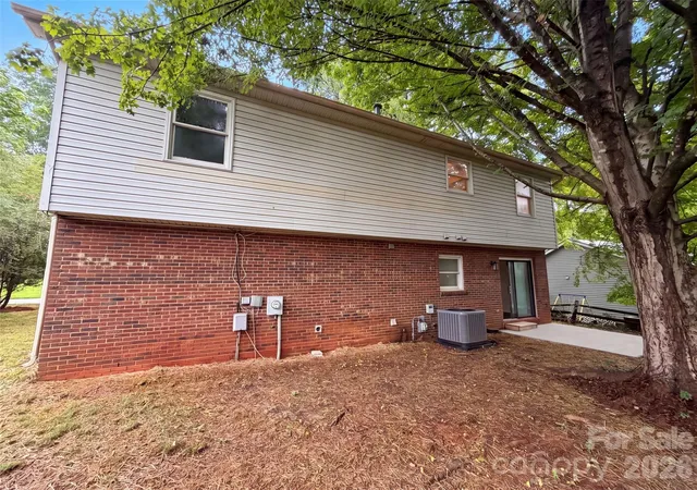 Photo 4 of Single family home for sale at 6409 Tivoli Ct, Charlotte, NC 28211 | MLS# 4411670 | Listing updated on 2026-10-01