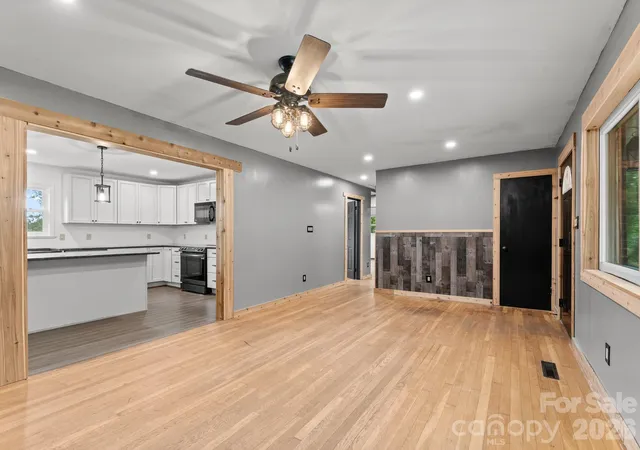 Photo 3 of Single family home for sale at 10 Monte Vista Cir, Candler, NC 28715 | MLS# 4411703 | Listing updated on 2026-08-28